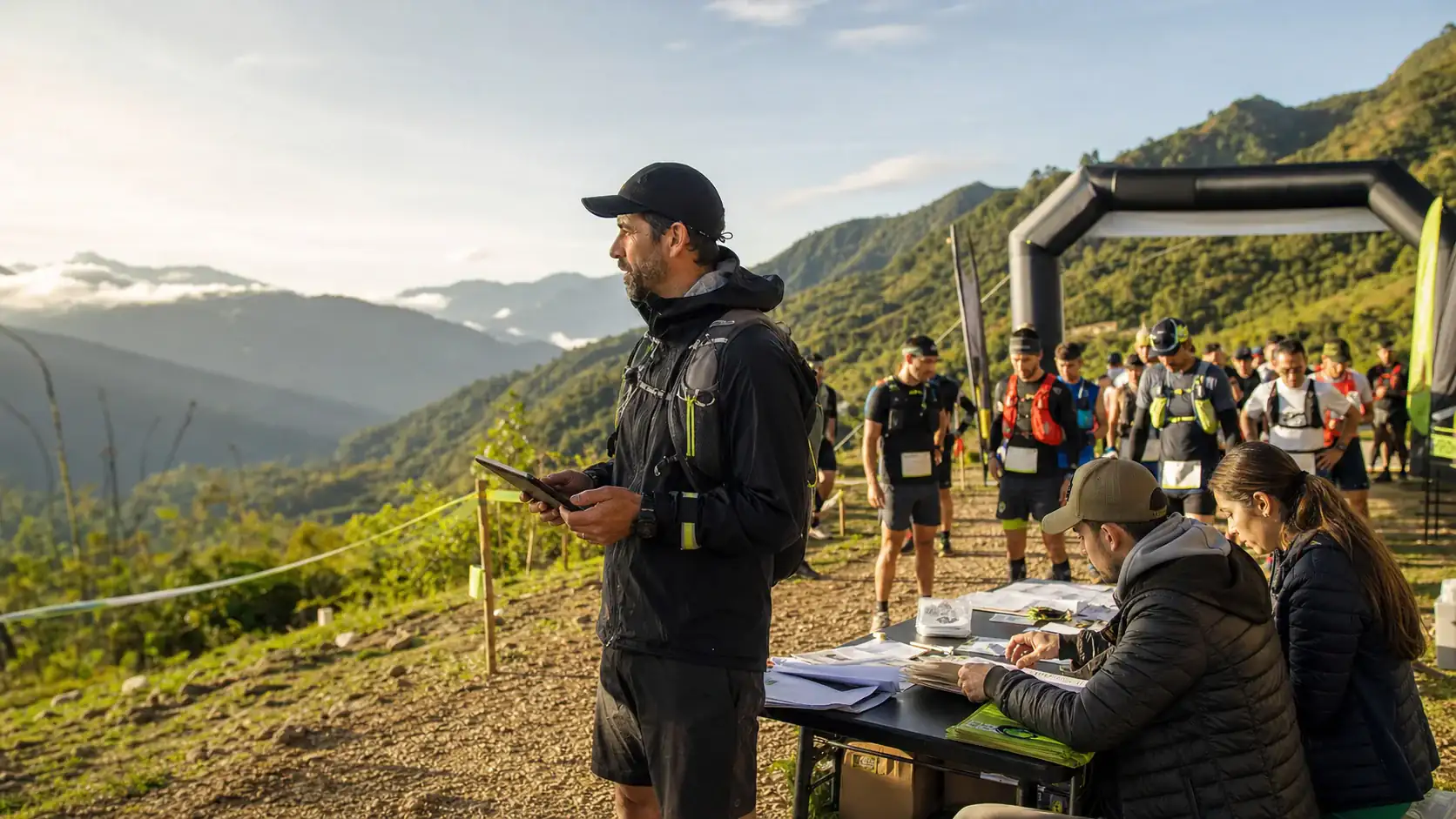 Organizador y voluntarios coordinando una carrera de montaña en los Andes.